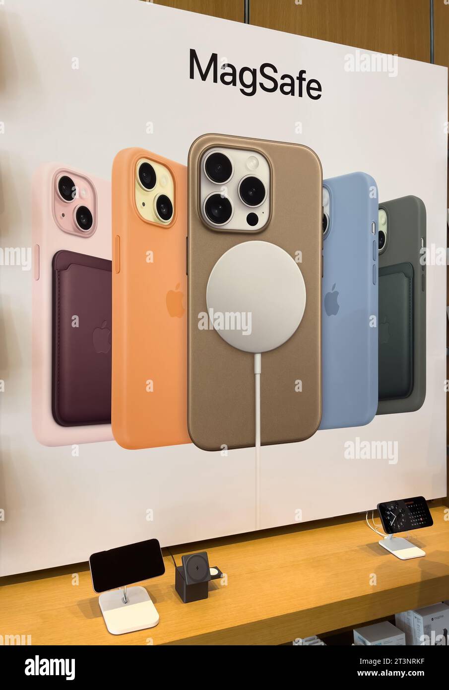 Paris, Frankreich - 22. September 2023: Große Werbung im Apple Store Magasafe Ladegerät mit Echtzeit-OLED-Display für iPhones sowie Taschen, Geldbörsen und Ladegeräte Stockfoto