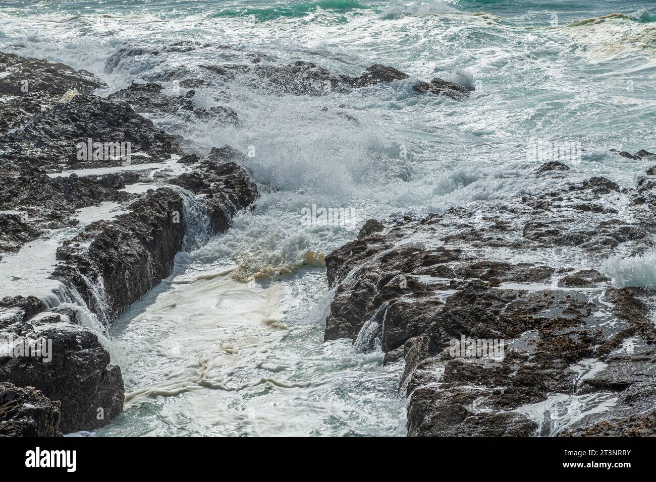 Große Wellen zertrümmern die Küste in der Nähe von Porto Covo, Portugal Stockfoto