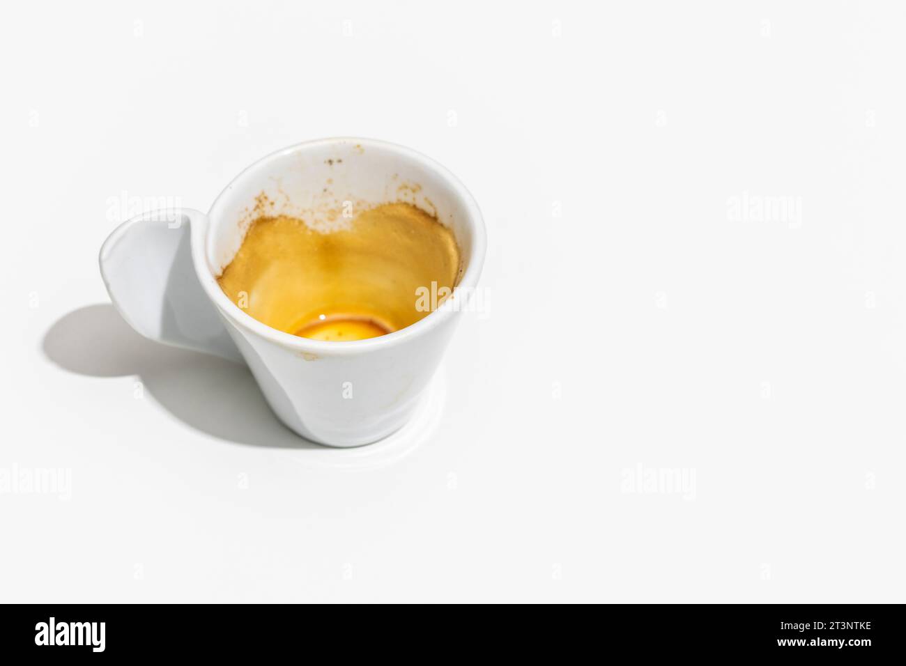 leere Kaffeetasse auf weißem Hintergrund Stockfoto