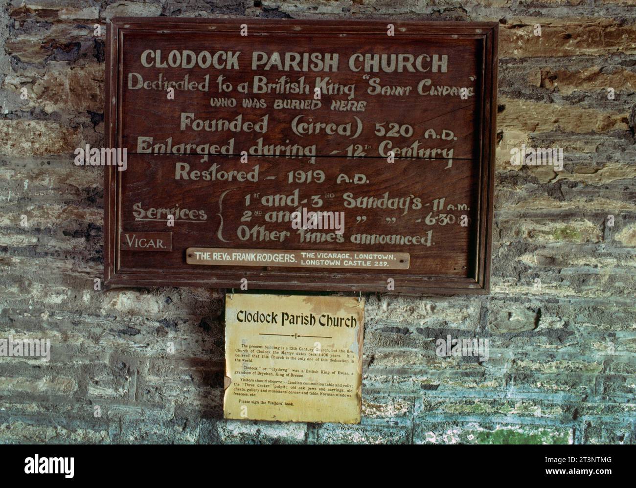 Hinweis und Geschichte von St. Clydawg auf der Veranda der Clodock Church, Herefordshire, England, Großbritannien, 16. August 1991. Er gründete ursprünglich 520 für sein Begräbnis. Stockfoto