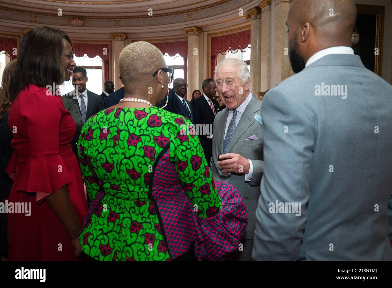 König Charles III begrüßt seine Gäste bei einem Empfang für führende Persönlichkeiten der britischen afrikanischen und karibischen Gemeinschaften im Buckingham Palace, London, im Vorfeld der Powerlist Black Excellence Awards. Bilddatum: Donnerstag, 26. Oktober 2023. Stockfoto