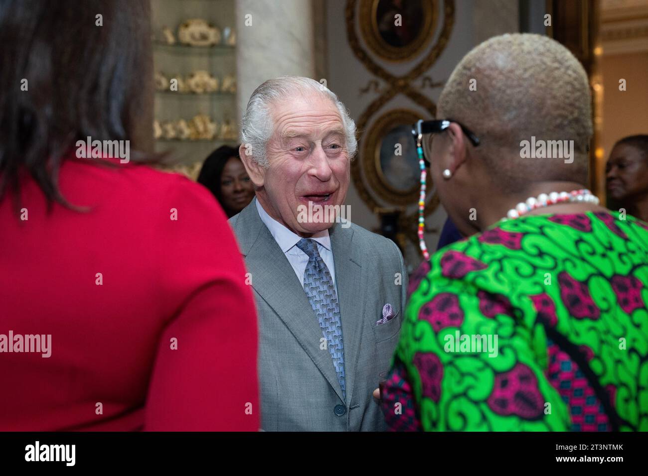 König Charles III begrüßt seine Gäste bei einem Empfang für führende Persönlichkeiten der britischen afrikanischen und karibischen Gemeinschaften im Buckingham Palace, London, im Vorfeld der Powerlist Black Excellence Awards. Bilddatum: Donnerstag, 26. Oktober 2023. Stockfoto