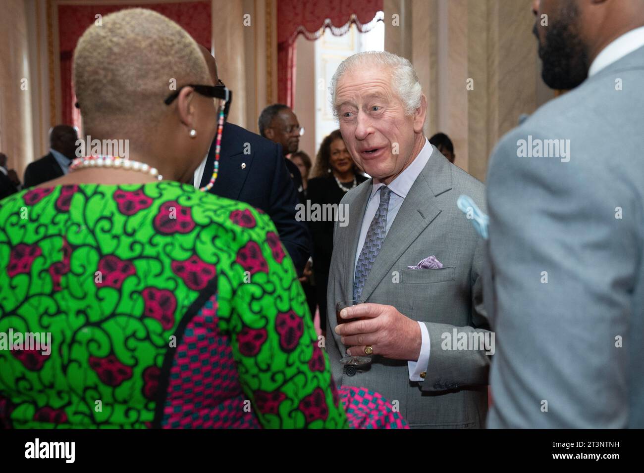 König Charles III begrüßt seine Gäste bei einem Empfang für führende Persönlichkeiten der britischen afrikanischen und karibischen Gemeinschaften im Buckingham Palace, London, im Vorfeld der Powerlist Black Excellence Awards. Bilddatum: Donnerstag, 26. Oktober 2023. Stockfoto