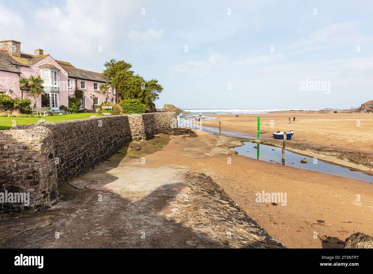 Bude Harbour, Bude Mündung, Bude, Cornwall, Vereinigtes Königreich, England, Bude Beach, rosa Haus, Strand, Strände, Einlass, Kanaleinlass, Haus mit Aussicht, Stockfoto