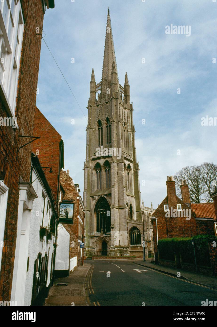 Blick auf NE entlang Westgate, Louth, England, Großbritannien, zum rechtwinkligen gotischen W-Turm und Turm der St. James' Church. Die heutige Kirche ist hauptsächlich 15. Jahrhundert. Stockfoto