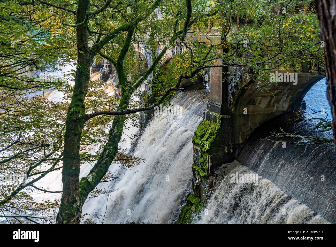 Gouthwaite Reservoir Spillway, North Yorkshire, in vollem Fluss, nachdem Storm Babet im Oktober 2023 starke Regenfälle auf der Spitze des anhaltenden regenreichen du gebracht hatte Stockfoto