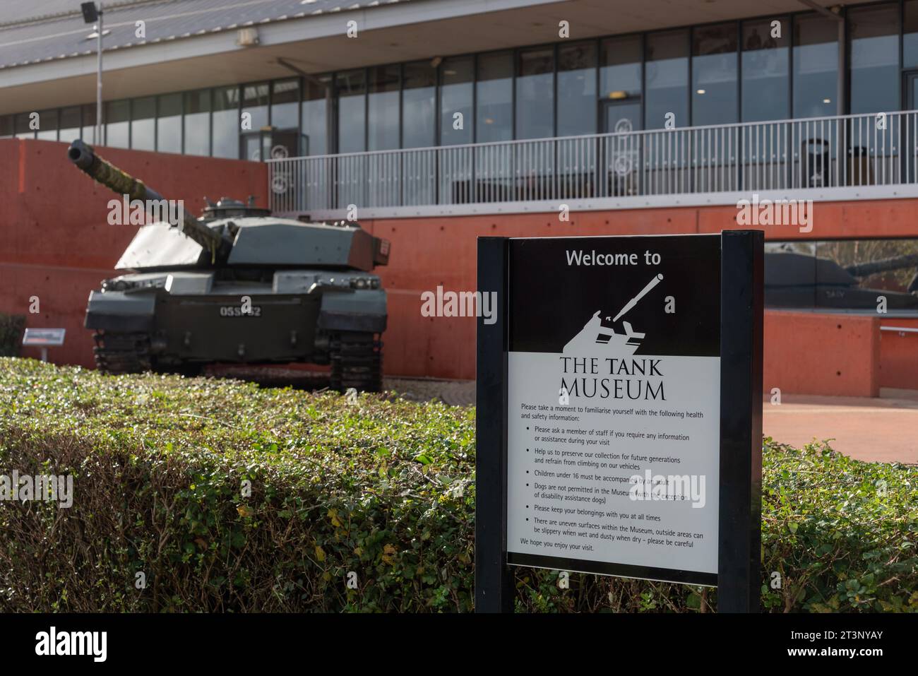 Schild und Challenger Tank am Eingang zum Bovington Tank Museum in England. Oktober 2023 Stockfoto