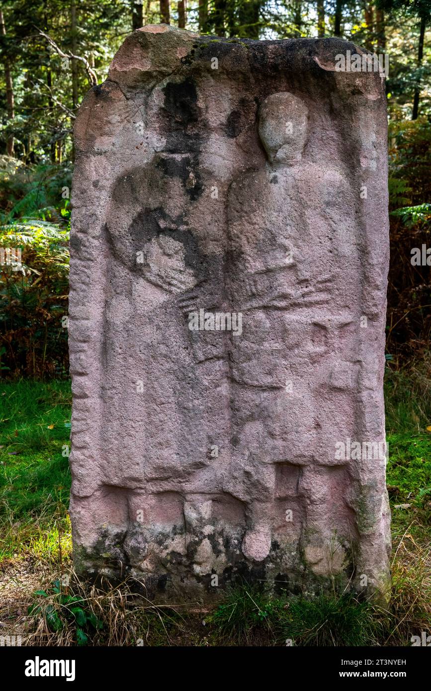 Eine aufrechte Grabstele des Schmieds und seiner Frau im keltischen Lager La Bure, einer befestigten Hochburg am Rande des Haute-Meurthe-Tals, Grand Stockfoto