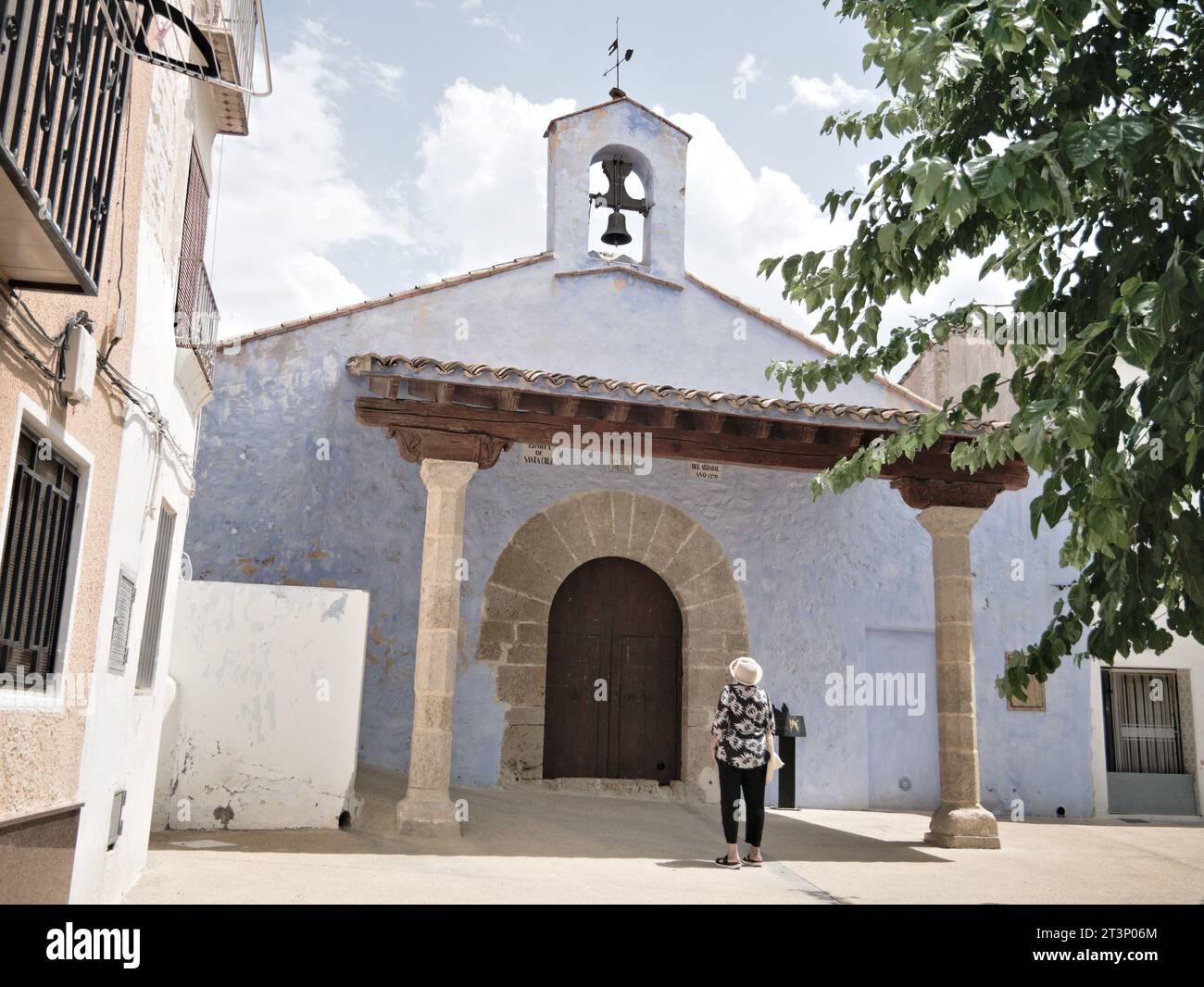 (Alte Frau vor) christlich-muslimische Kirche: Hermita de Santa Cruz / Mezquita del Arrabal, Chelva, Spanien Stockfoto