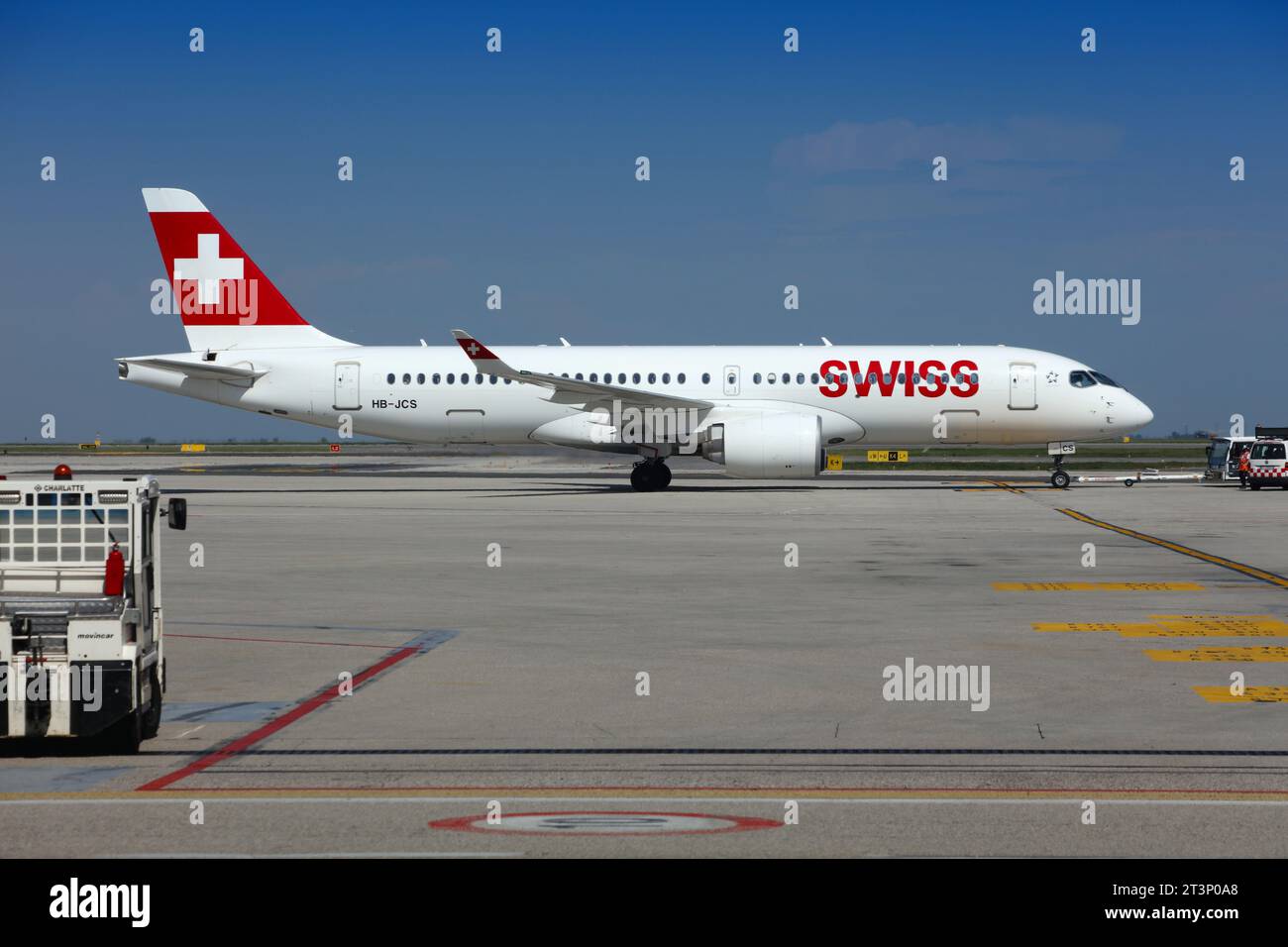 VENEDIG, ITALIEN - 22. MAI 2023: Swiss Airlines Airbus A220 Passagierflugzeug am Venedig Marco Polo Flughafen in Italien. Es ist ein großer internationaler Flughafen Stockfoto
