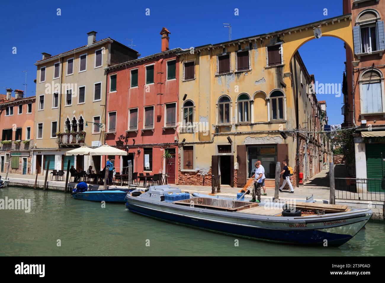 VENEDIG, ITALIEN - 22. MAI 2023: Besucher besuchen den Cannaregio-Kanal in Venedig, Italien. Venedig gehört zum UNESCO-Weltkulturerbe. Stockfoto