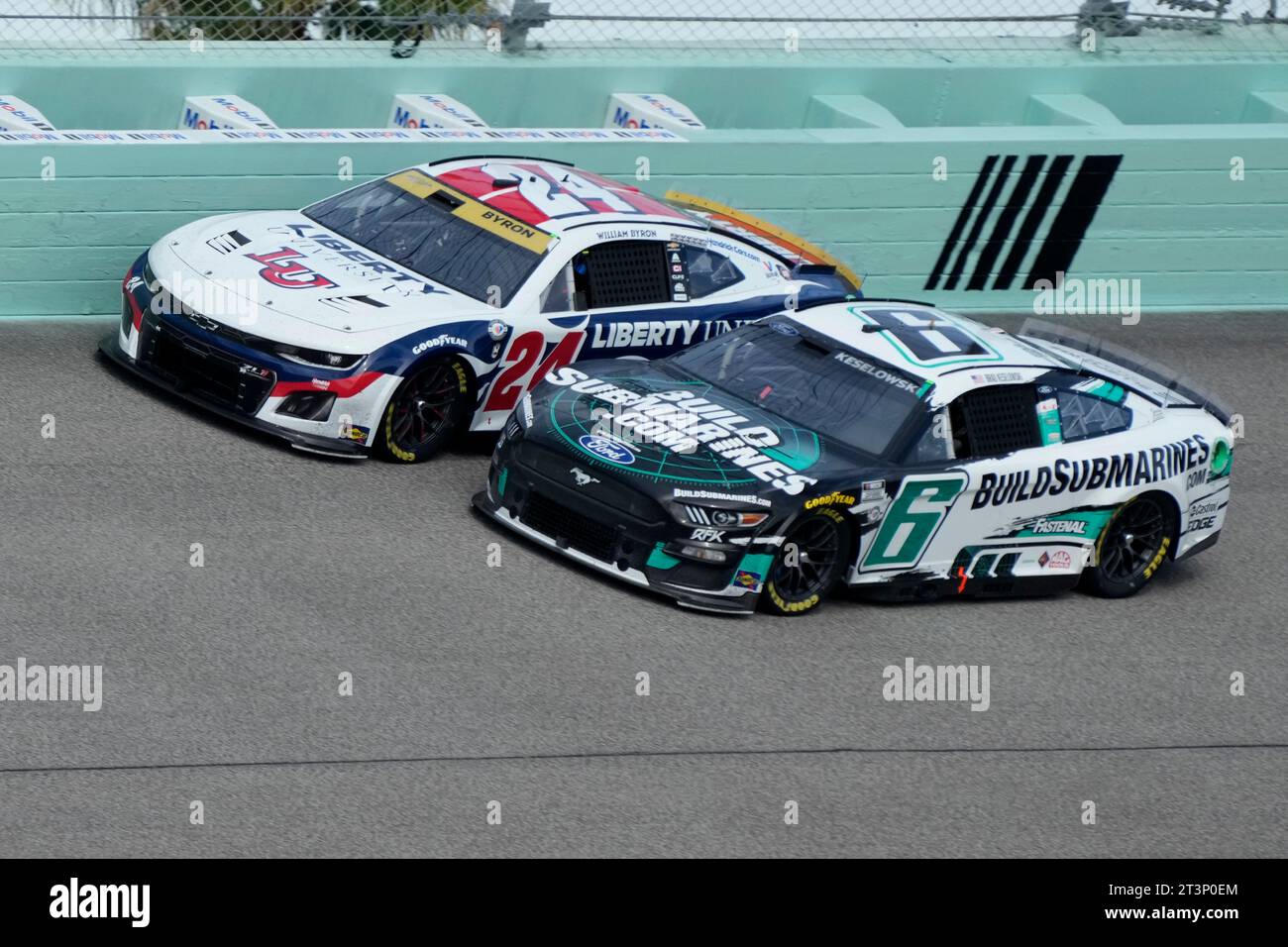 Brad Keselowski (6) and William Byron (24) battle for position during the NASCAR Cup Series auto race at Homestead-Miami Speedway, Sunday, Oct. 22, 2023, in Homestead, Fla. (AP Photo/Wilfredo Lee) Stockfoto