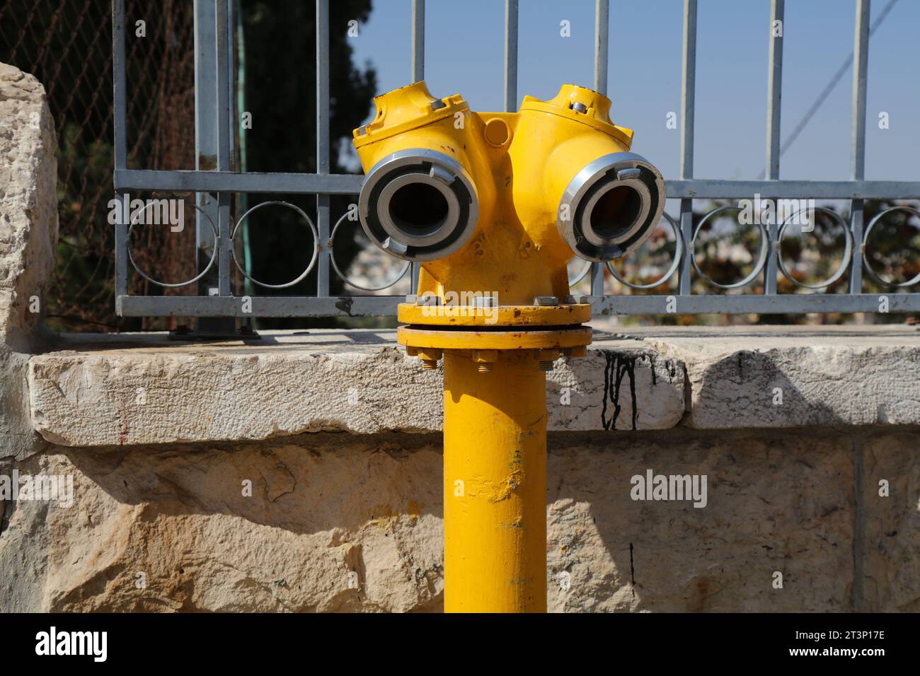 Hydrant in Jerusalem, Israel. Gelbes Standrohr. Brandschutzinfrastruktur. Stockfoto