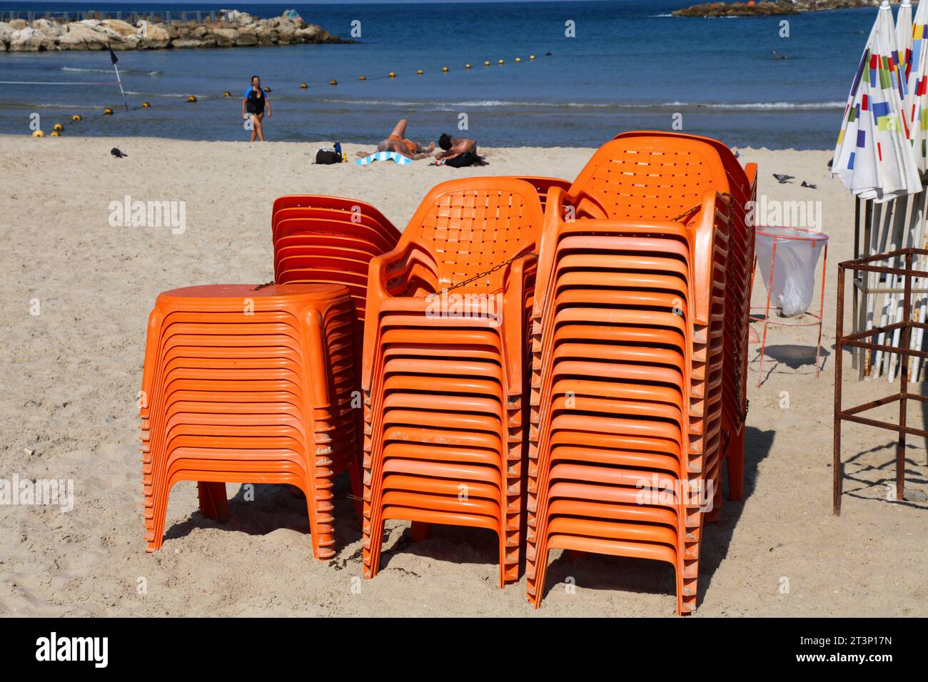 Plastikliegen und Sonnenliegen können an einem Strand in Tel Aviv, Israel, gemietet werden. Stockfoto