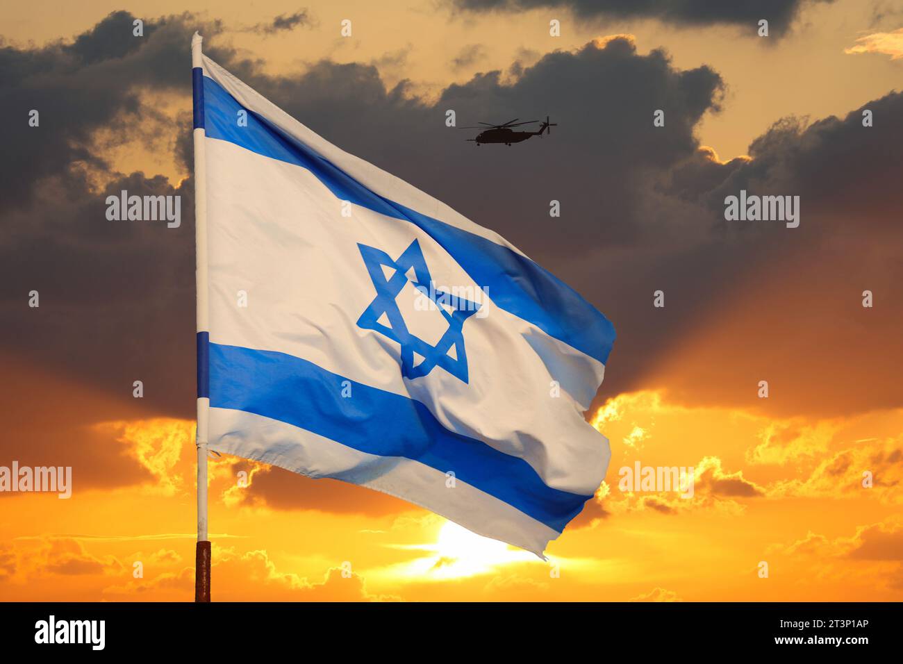 Flagge von Israel während. Israelische Nationalfarben und Militärhubschrauber der israelischen Luftwaffe. Stockfoto