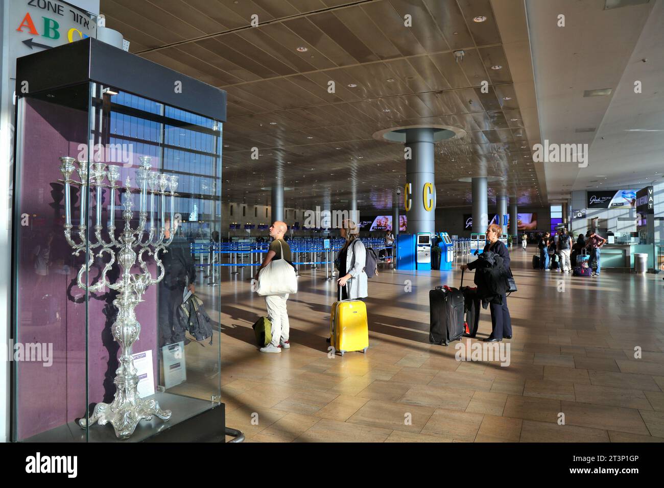 TEL AVIV, ISRAEL - 4. NOVEMBER 2022: Passagiere warten am Flughafen Ben Gurion in Tel Aviv, Israel. Es ist der größte und wichtigste Flughafen in Israel Stockfoto