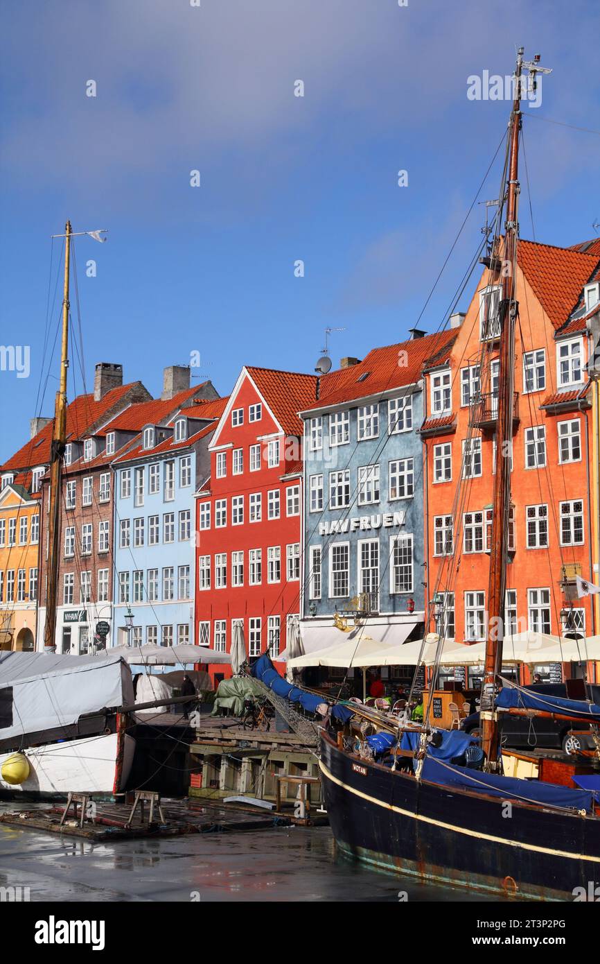 KOPENHAGEN, DÄNEMARK - 11. MÄRZ 2011: Menschen besuchen Nyhavn Bezirk in Kopenhagen, Dänemark. Copenhagen ist die am meisten besuchte Stadt in den nordischen Ländern wi Stockfoto
