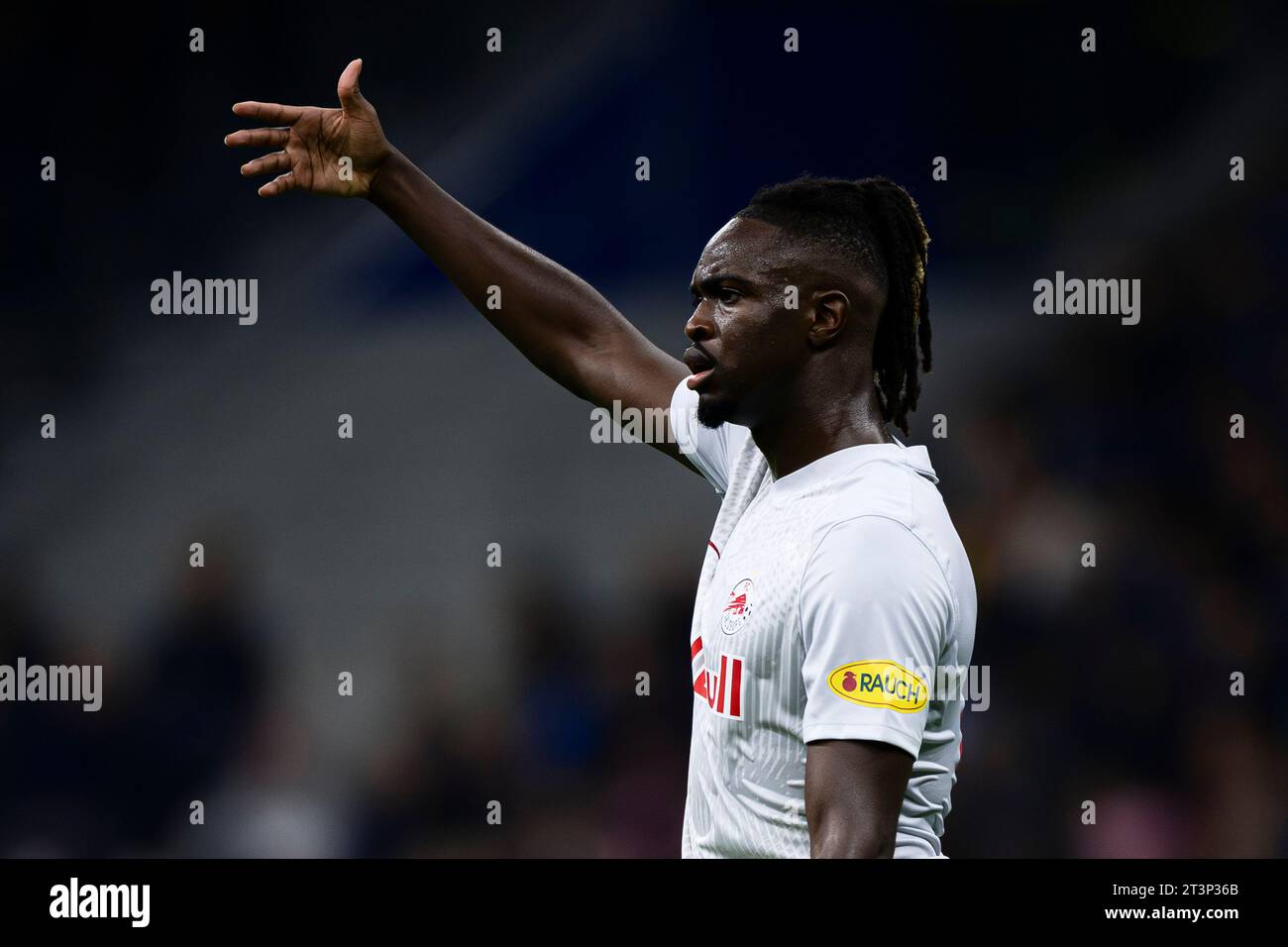 Oumar Solet des RB Salzburg Gesten während des UEFA Champions League-Fußballspiels zwischen dem FC Internazionale und dem RB Salzburg. Stockfoto