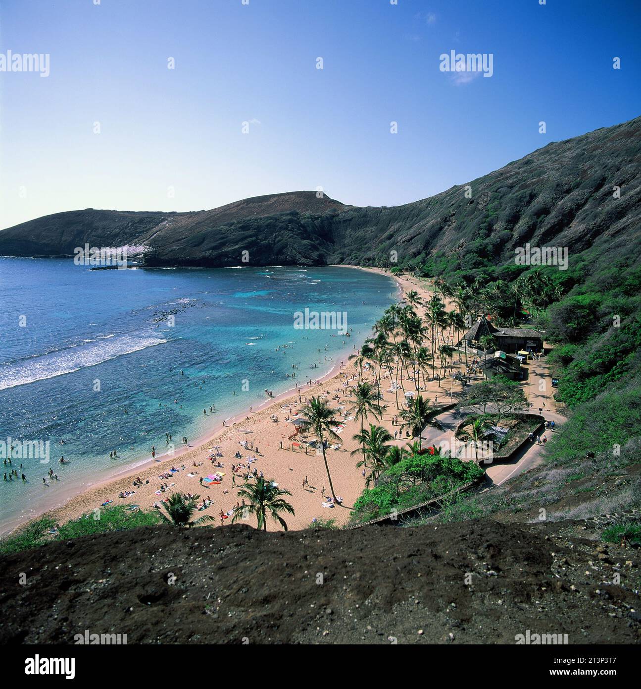 Usa. Hawaii. Oahu. Hanauma Bay. Blick auf die Bucht und den überfüllten Strand vom Hügel. Stockfoto