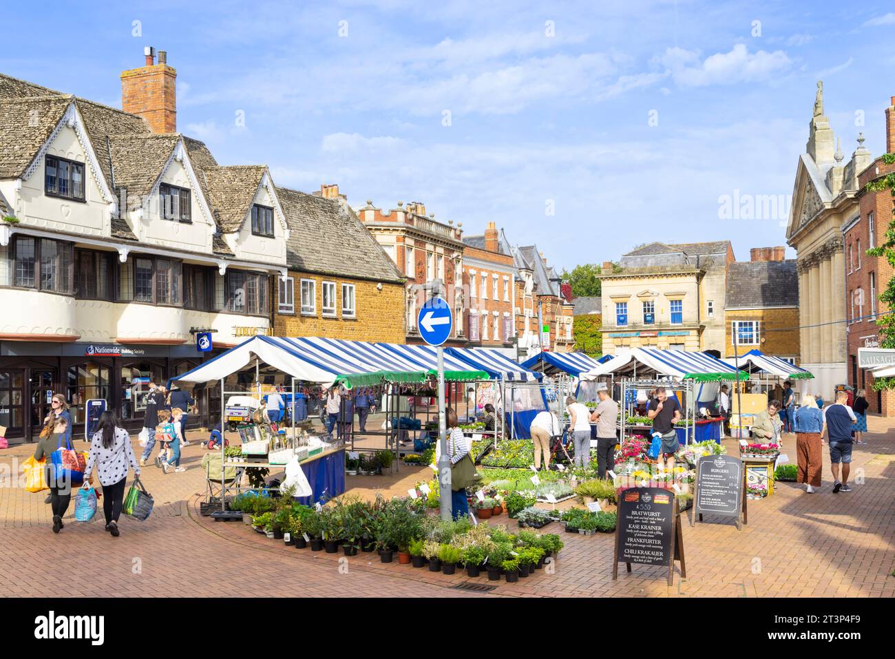 Banbury Market Place mit wöchentlichem Samstagmarkt und Farmers Market mit Marktständen in Banbury Oxfordshire England Großbritannien GB Europa Stockfoto