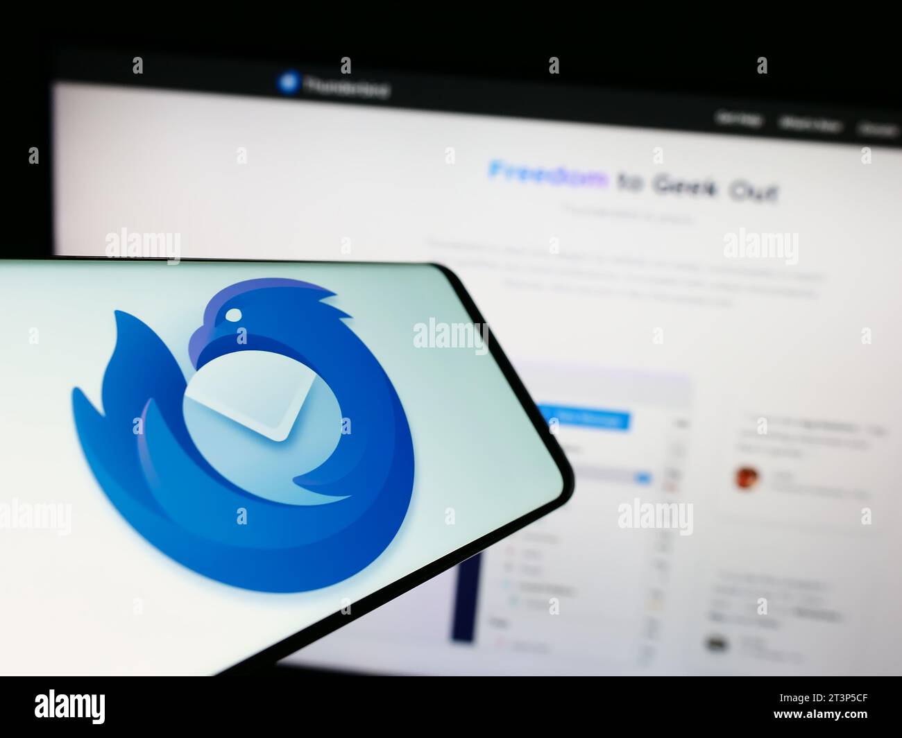 Smartphone mit Logo des Open-Source-E-Mail-Clients Mozilla Thunderbird vor der Website. Konzentrieren Sie sich auf die Mitte des Telefondisplays. Stockfoto