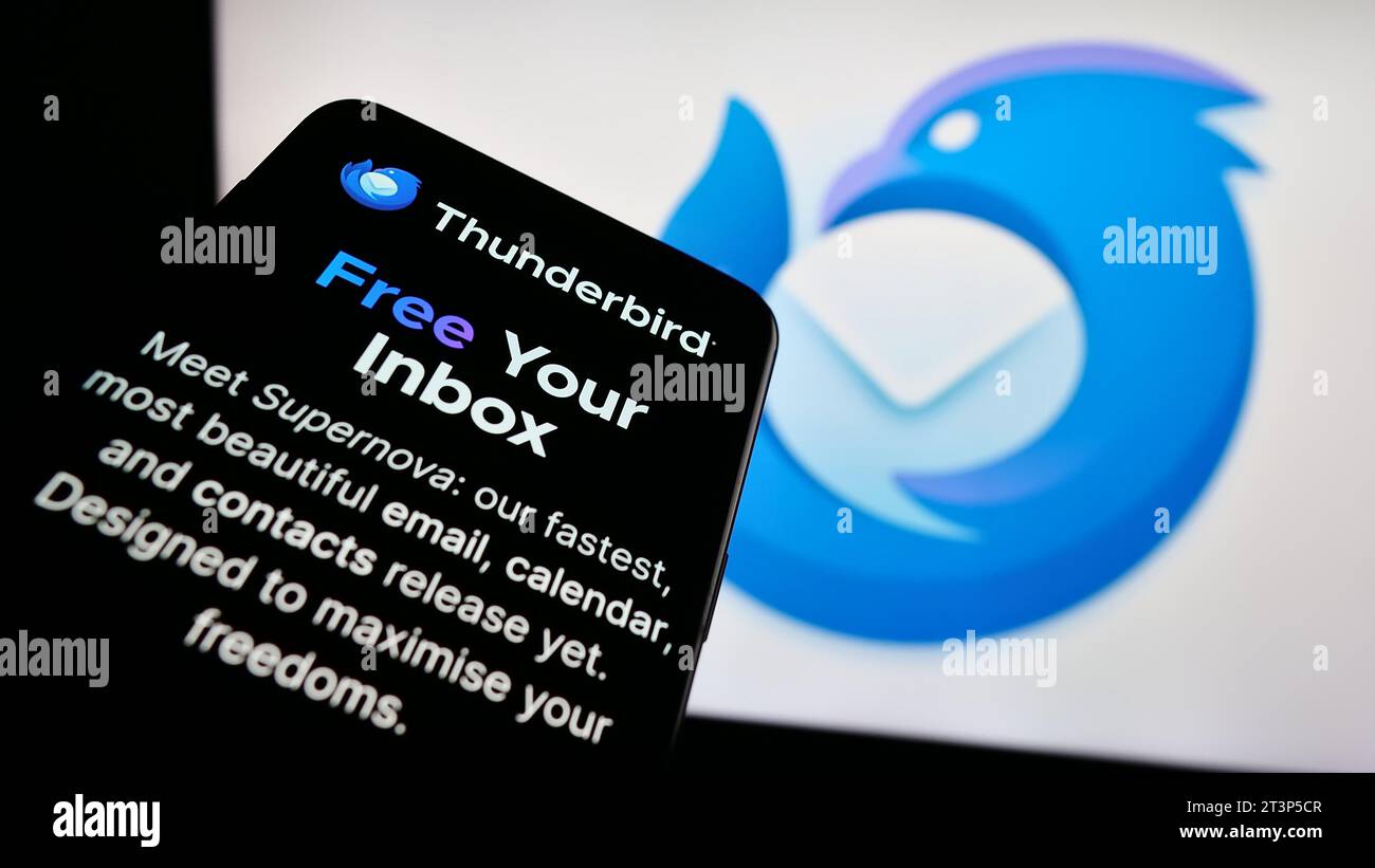 Mobiltelefon mit Website des Open-Source-E-Mail-Clients Mozilla Thunderbird vor dem Logo. Fokussieren Sie sich oben links auf der Telefonanzeige. Stockfoto