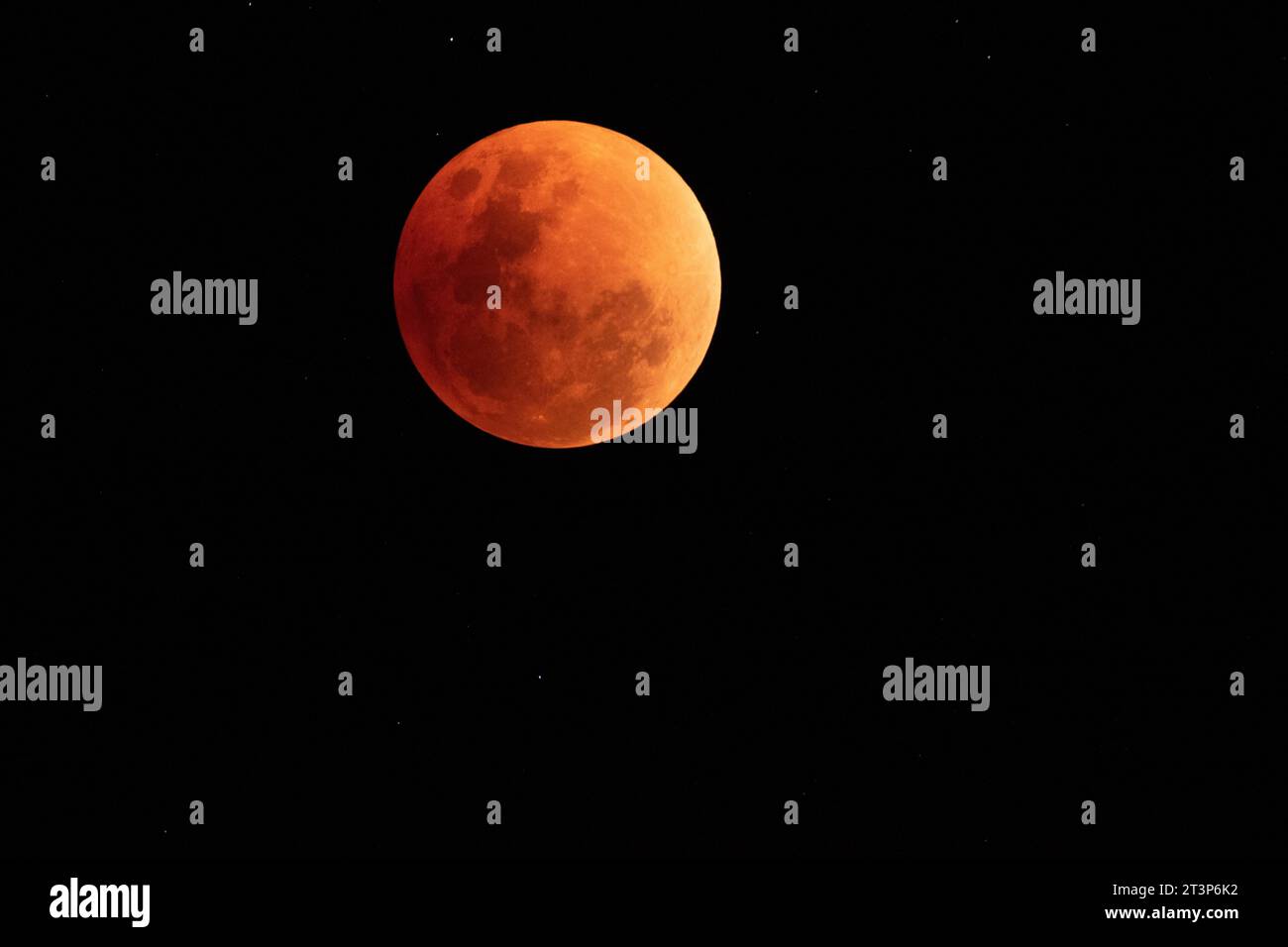 Nachts. Der Mond hat rote Farbe und volle Phase Stockfoto