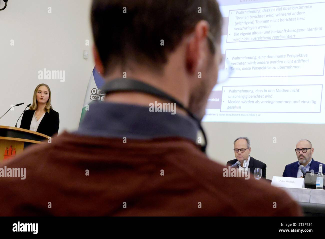 Berlin, Deutschland. Oktober 2023. Leonie Wunderlich (l), Leibnitz-Institut für Medienforschung, spricht neben Kai Gniffke (M), ARD-Vorsitzender und SWR-Generaldirektor, und Peter Kropsch (r), Vorstandsvorsitzender der Deutschen Presse-Agentur (dpa), auf der Pressekonferenz zum "Jahr der Nachrichten 2024". Quelle: Carsten Koall/dpa/Alamy Live News Stockfoto