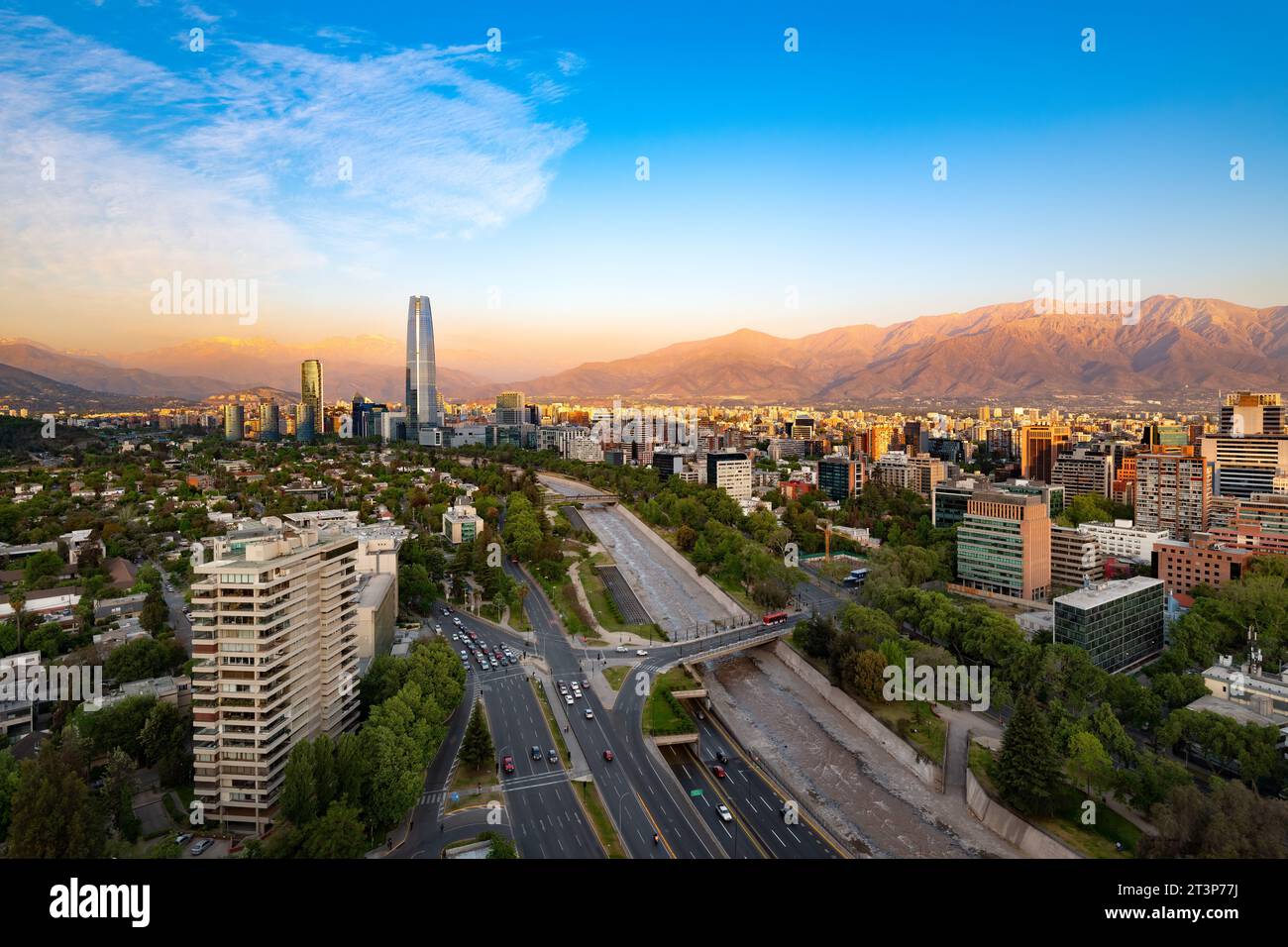 Panoramablick von Santiago de Chile mit der Anden in der Rückseite Stockfoto