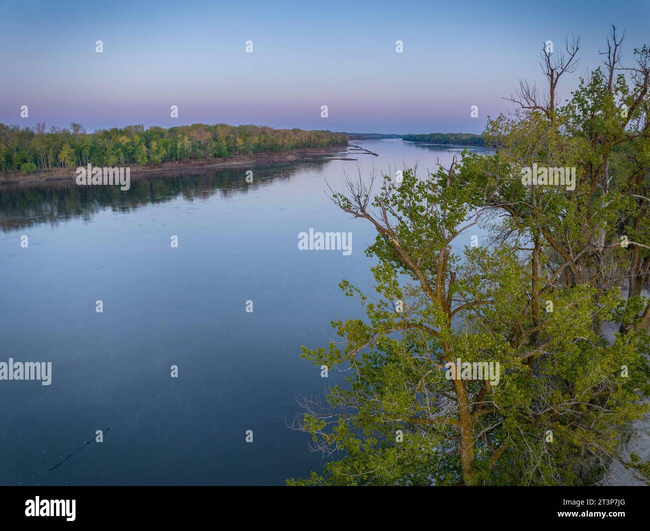Frühlingsaufgang über dem Missouri River bei Dalton Bottoms, MO - Luftaufnahme Stockfoto