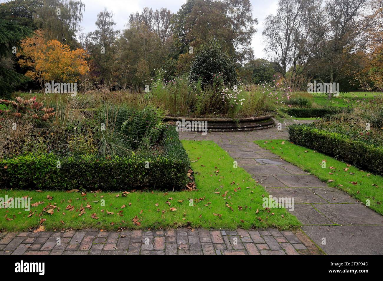 Herbstblumenbeete, Castle Grounds / Cooper's Field, Bute Park, Cardiff. Aufgenommen Im Herbst 2023. Oktober. Stockfoto