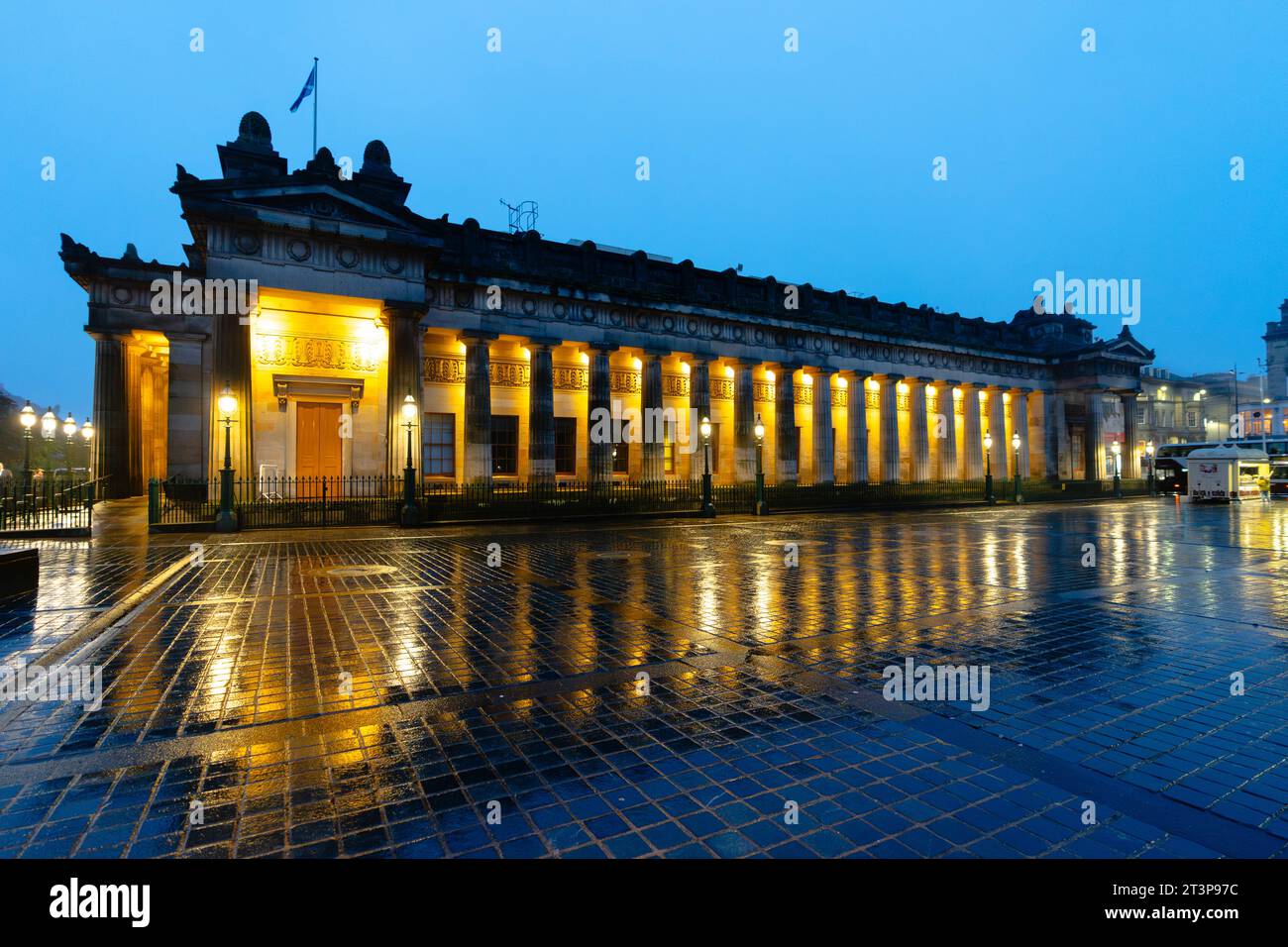 Abendlicher Blick auf das Kunstmuseum der Royal Scottish Academy mit Flutlicht im Regen in Edinburgh, Schottland, Großbritannien Stockfoto