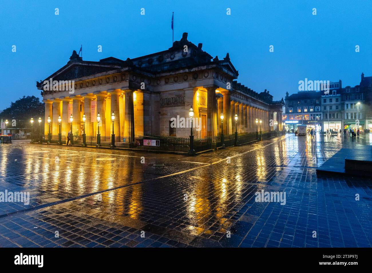 Abendlicher Blick auf das Kunstmuseum der Royal Scottish Academy mit Flutlicht im Regen in Edinburgh, Schottland, Großbritannien Stockfoto
