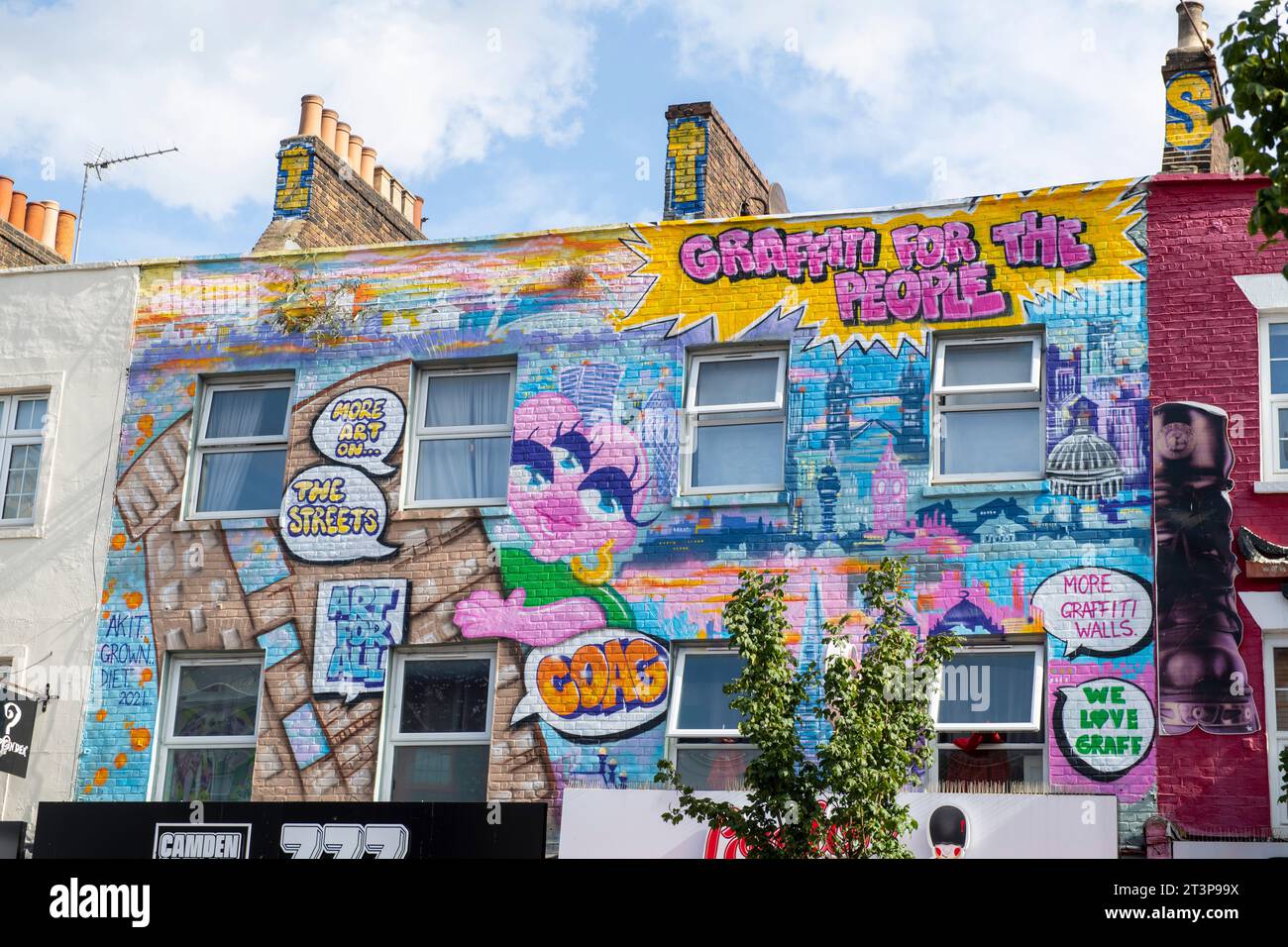 Farbenfrohe Geschäfte und Gebäude an der High Street in Camden Town, London England, Großbritannien Stockfoto