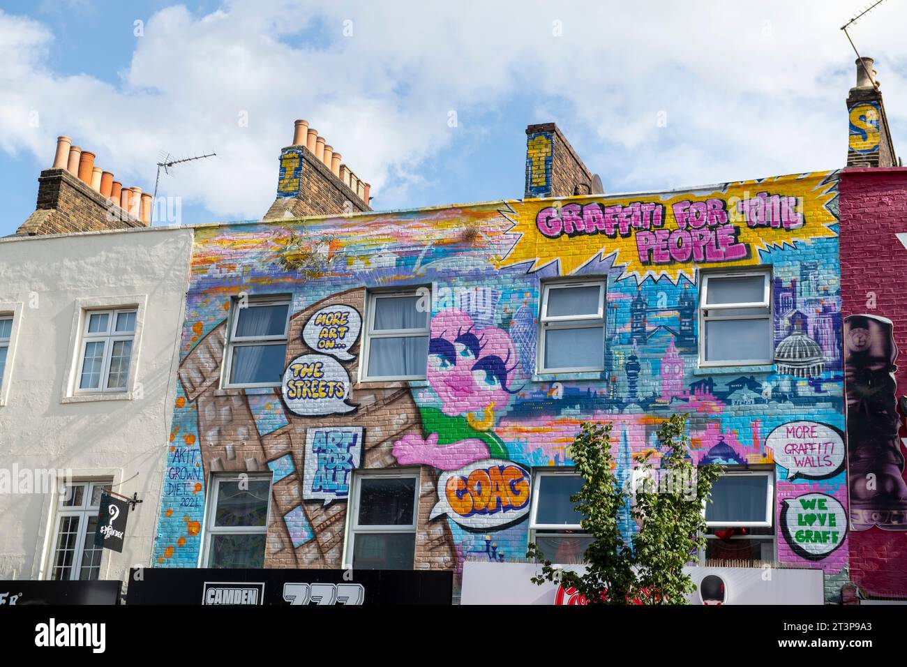 Farbenfrohe Geschäfte und Gebäude an der High Street in Camden Town, London England, Großbritannien Stockfoto