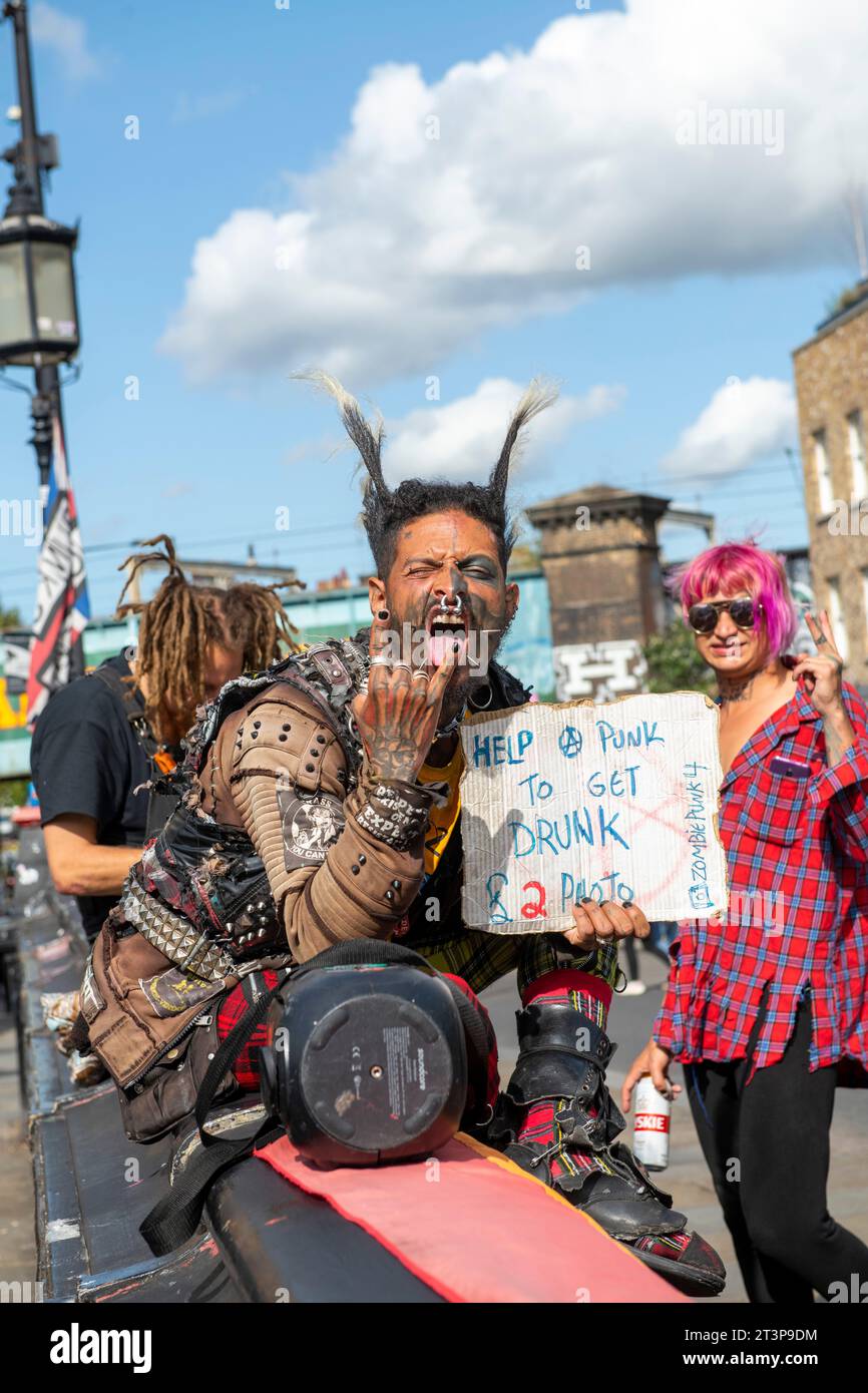 Punk posiert für Fotos und unterhält Touristen in Camden Town, London England Großbritannien Stockfoto