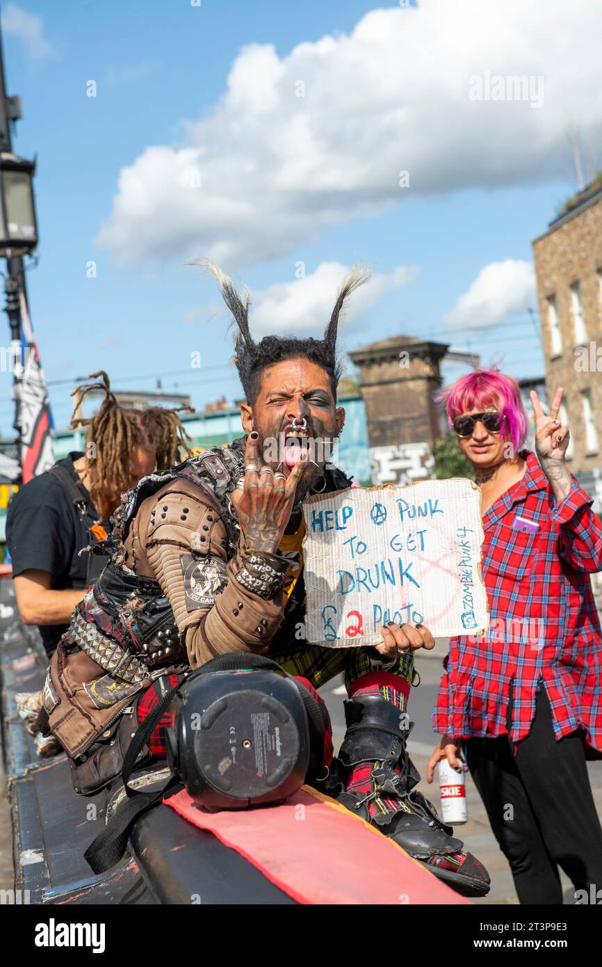 Punk posiert für Fotos und unterhält Touristen in Camden Town, London England Großbritannien Stockfoto