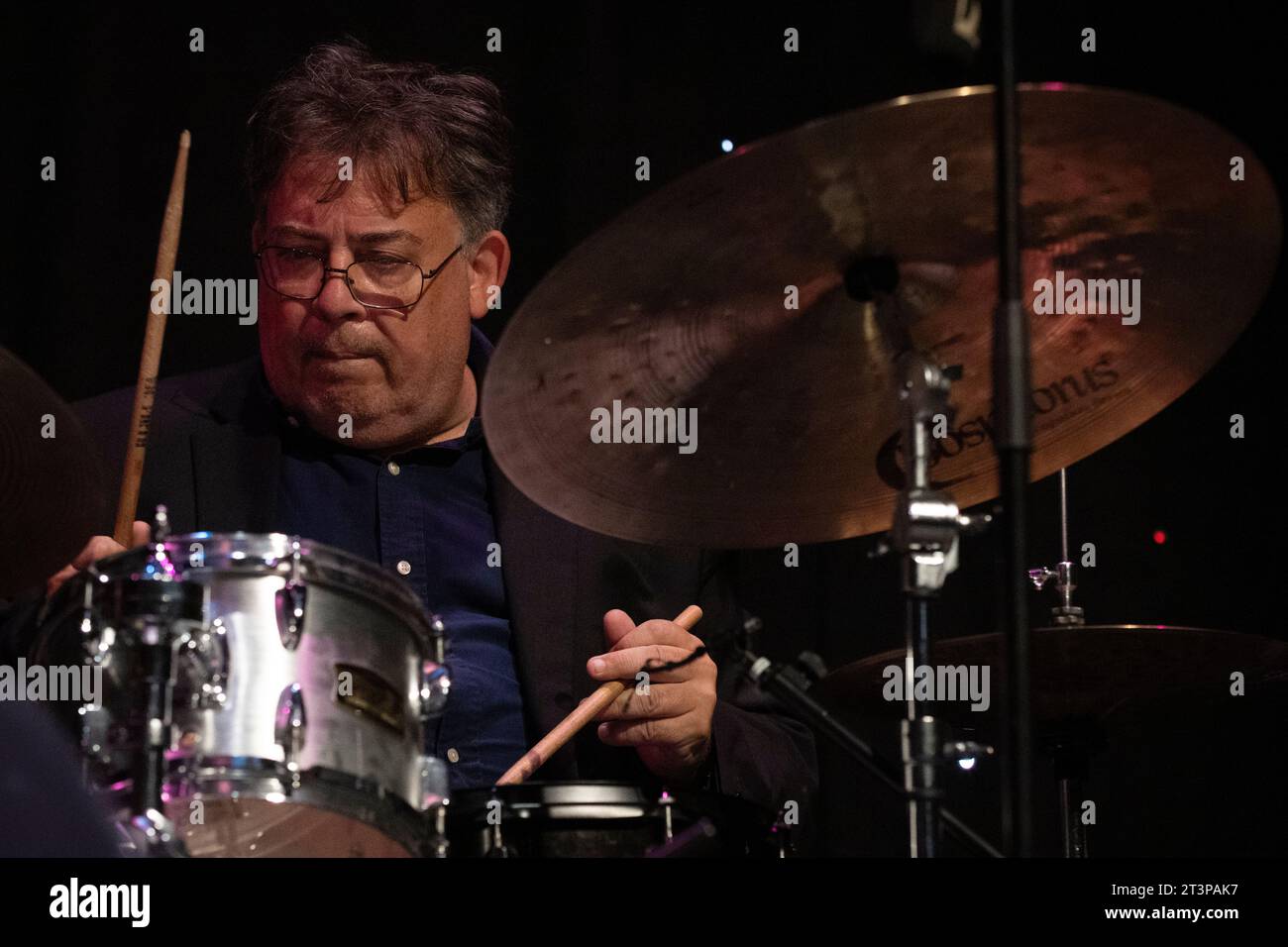 Der legendäre Schlagzeuger Clark Tracey spielt mit dem Alex Clarke Quartet, dem Scarborough Jazz Festival 2023 Stockfoto