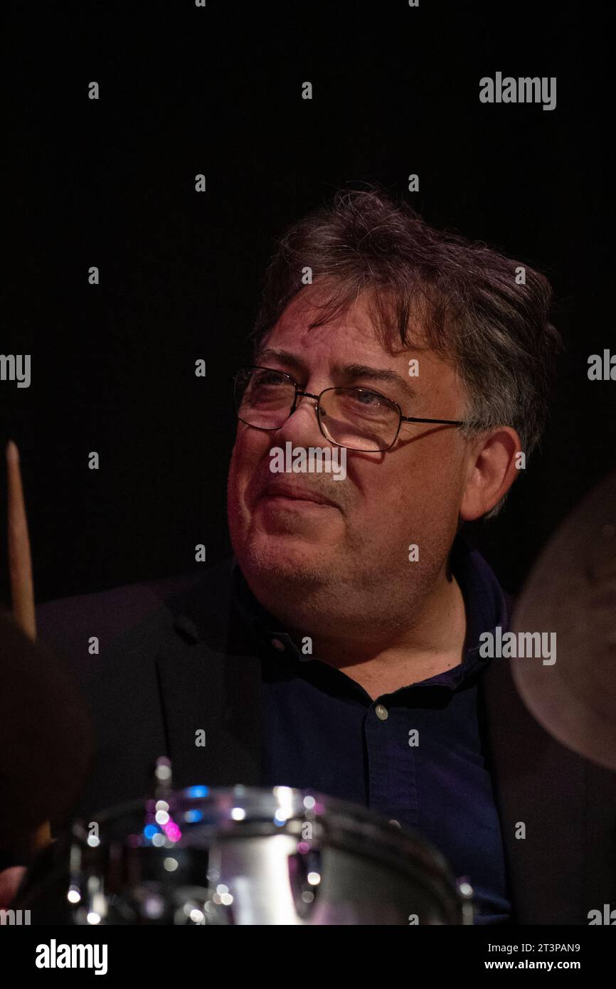 Der legendäre Schlagzeuger Clark Tracey spielt mit dem Alex Clarke Quartet, dem Scarborough Jazz Festival 2023 Stockfoto