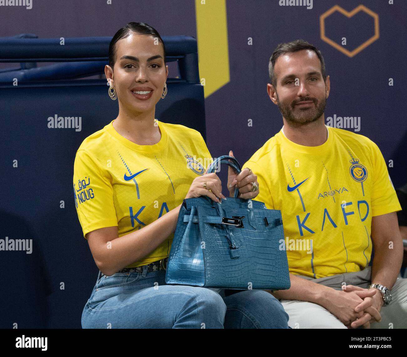 Rodriguez posiert auf dem Spielfeld mit GuessJeans und Le