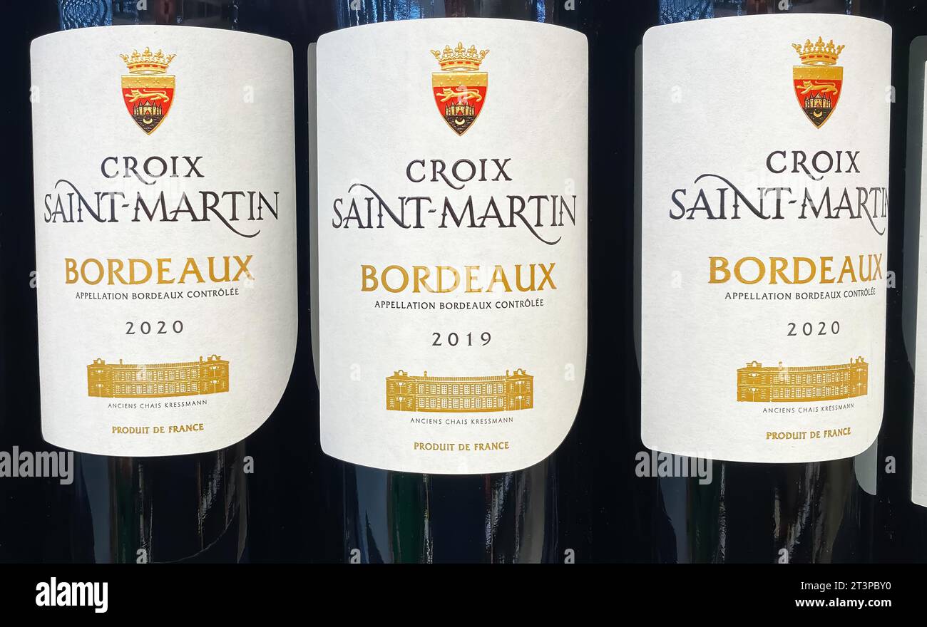 Viersen, Deutschland - 9. Oktober. 2023: Nahaufnahme der französischen Rotweinflaschen Croix Saint Martin bordeaux Stockfoto