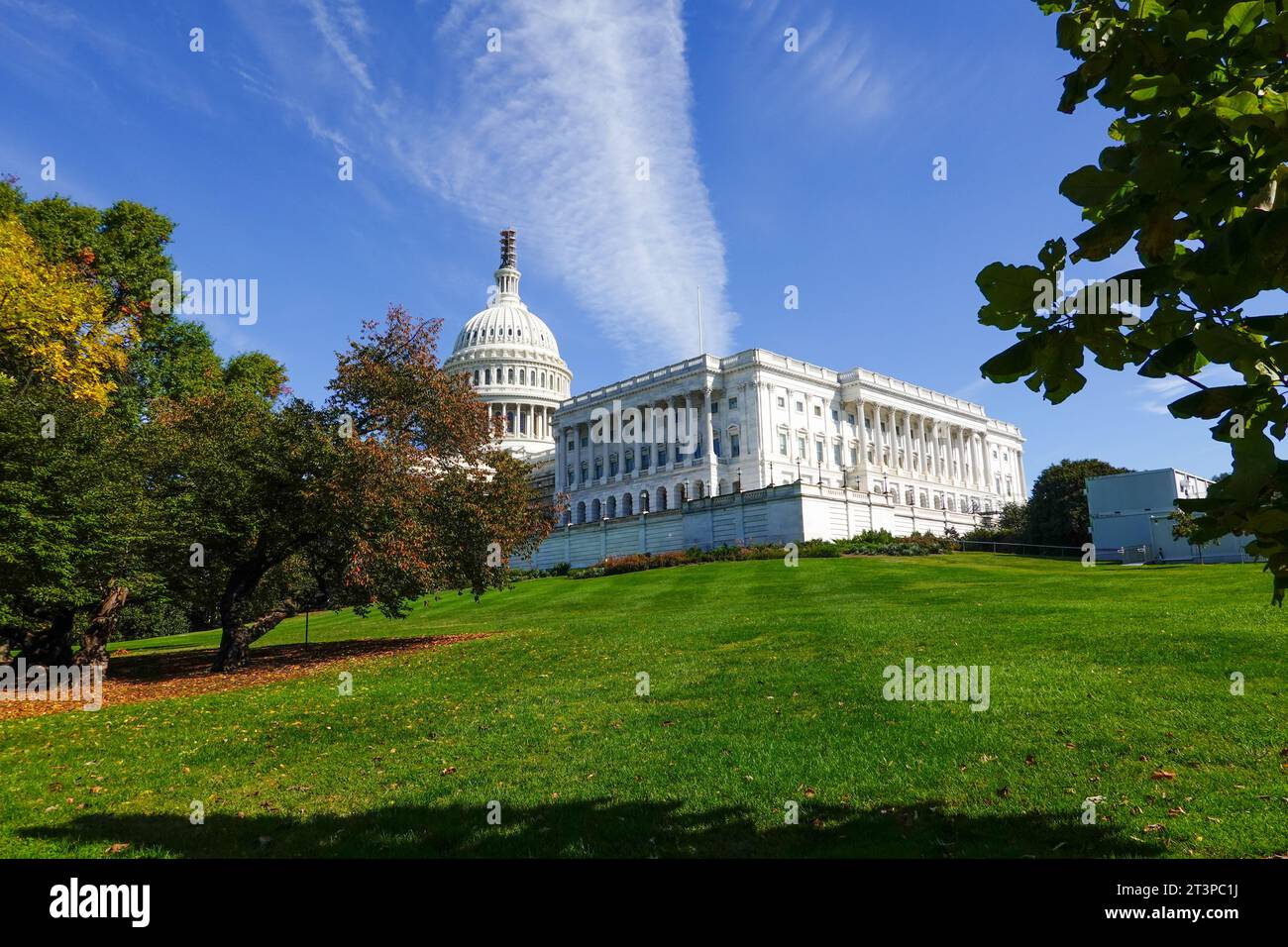 Gebäude und Gelände des Kapitols der Vereinigten Staaten im Herbst, Flügel des Repräsentantenhauses mit Kuppel, Dampfspur, Kondensstreifen, Überdachung, Washington, DC, USA. Stockfoto