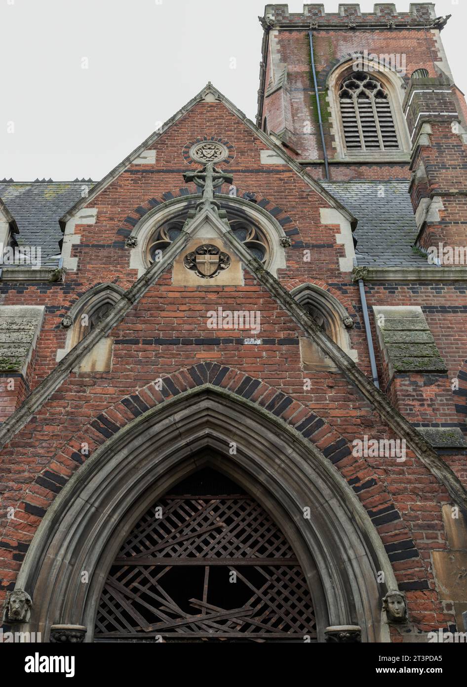 London, Großbritannien - 23. Oktober 2023 - Architektur Außendesign der St.. Mary's Church, Acton, Raum für Text, selektiver Fokus. Stockfoto