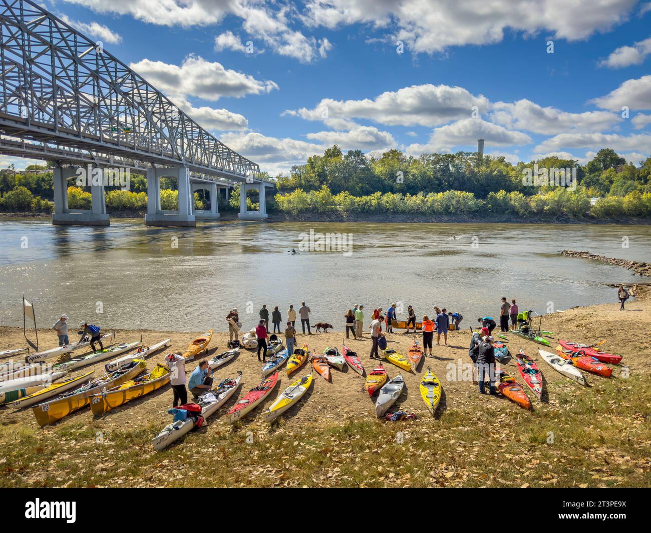 Jefferson City, MO, USA - 7. Oktober 2023: Paddler mit Kajaks und Kanus am Strand des Missouri River am Wilson Serenity Point (N Stockfoto
