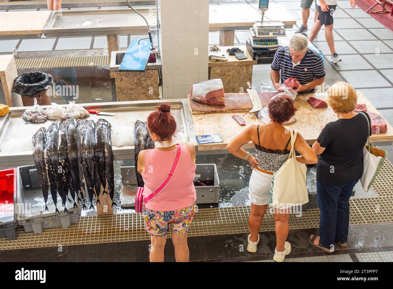 Fischhändler im Mercado dos Lavradores (Bauernmarkt), Rua Brigadeiro Oudinot, Funchal, Madeira, Portugal Stockfoto