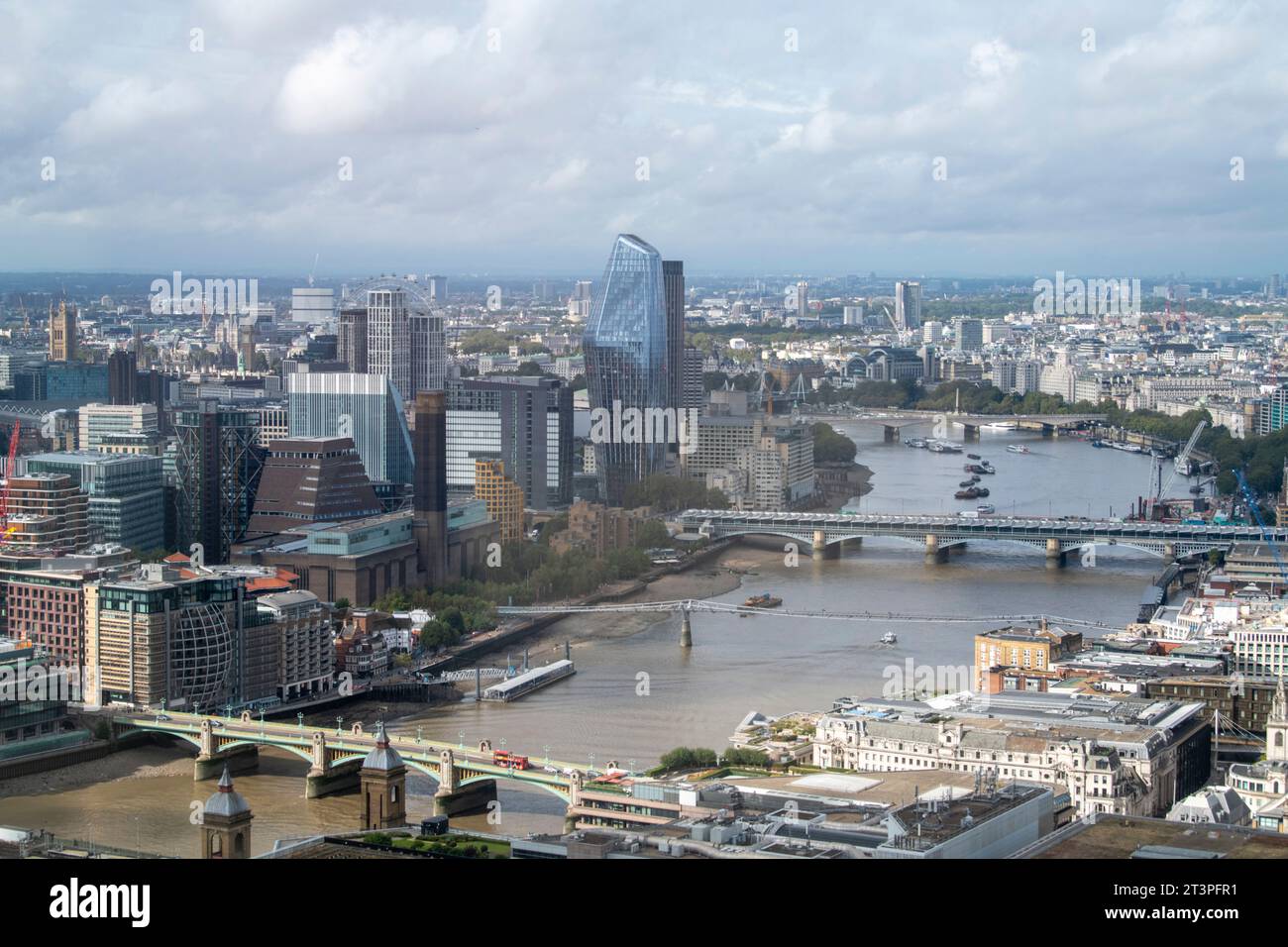 Blick nach Westen entlang der Themse vom Sky Garden in London England Großbritannien Stockfoto