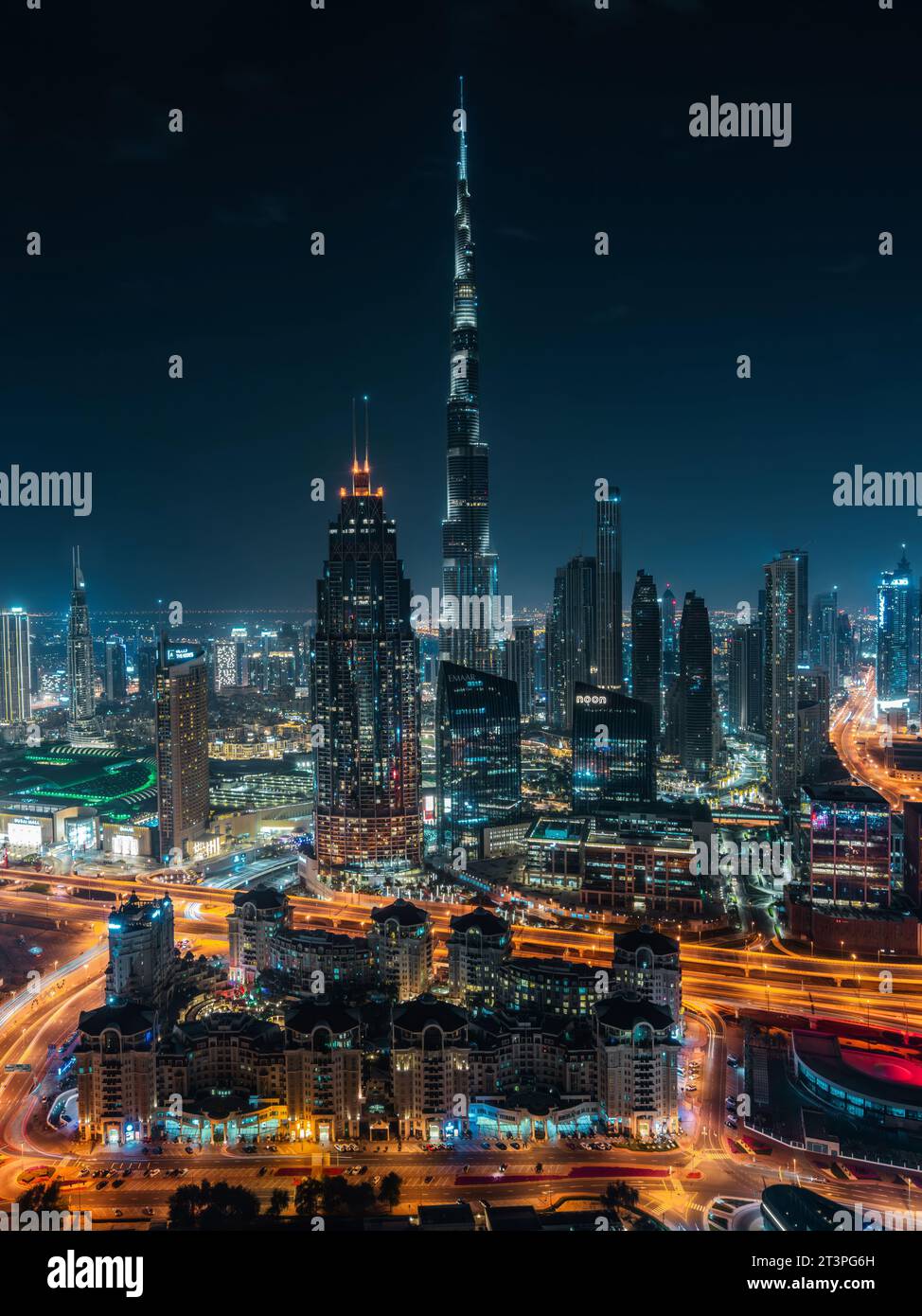 Futuristische Skyline von Dubai einschließlich des berühmten Burj Khalifa-Gebäudes, beleuchtet bei Nacht in Dubai, Vereinigte Arabische Emirate (VAE). Stockfoto