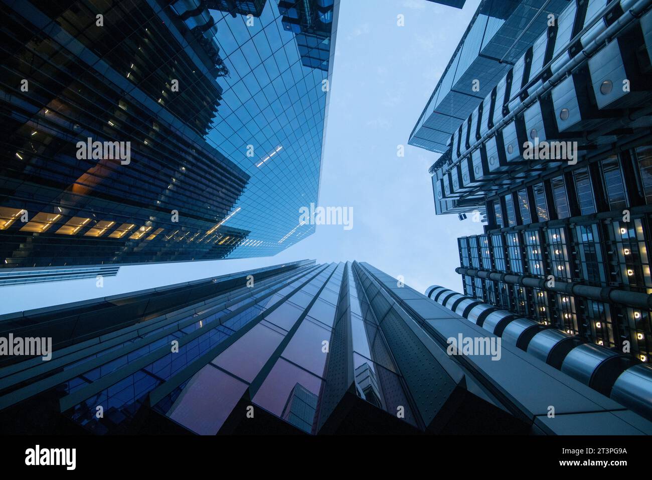 Blick auf Wolkenkratzer in der Abenddämmerung im Finanzdistrikt, London, England, Großbritannien Stockfoto
