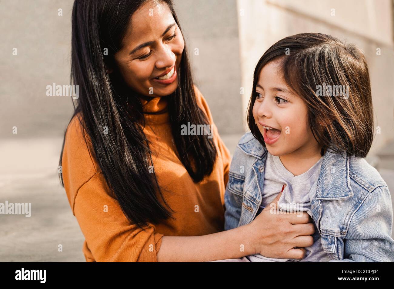 Asiatische Mutter und Tochter Kind lächeln zusammen im Freien - Familienbeziehung und Muttertag Stockfoto