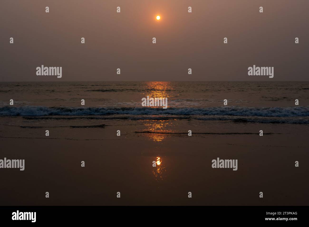 Schaum aus Meer oder Meereswellen vor dem Hintergrund der untergehenden Sonne Stockfoto